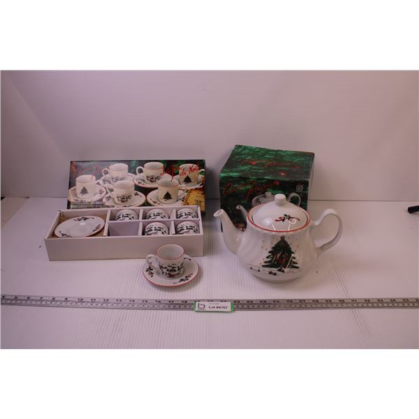 Christmas Teapot and Set of (6) Cups and Saucers