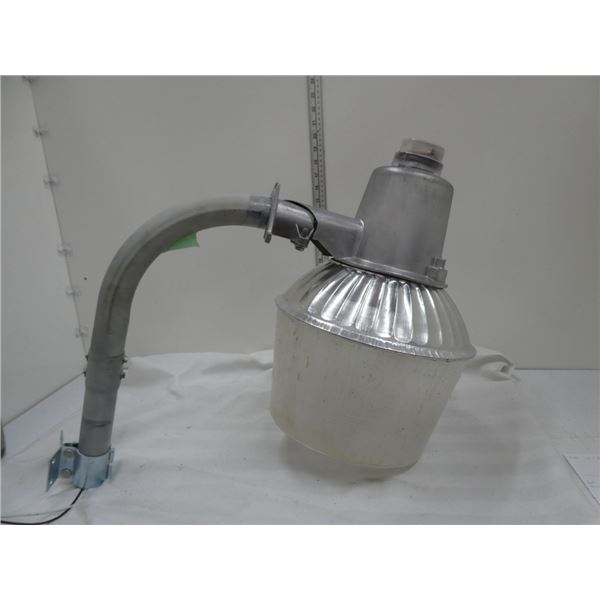 Dust to Dawn yard light works