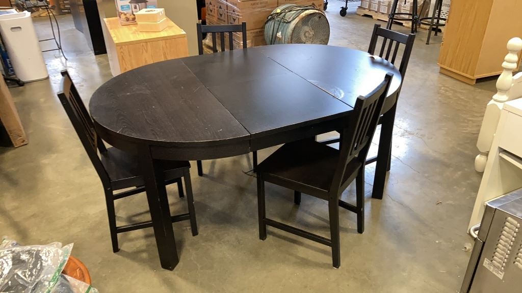 ROUND BALCK DINING TABLE WITH JACKNIFE LEAF AND 4 CHAIRS
