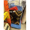 Image 3 : BLUE AND RED CARPETS AND THROW PILLOW
