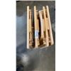 Image 2 : 4 MAPLE FOLDING TV TRAYS AND STAND