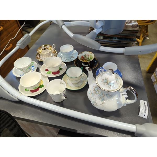 PARAGON TEAPOT WITH 8 TEACUPS AND SAUCERS AND MUG