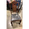 Image 2 : ANTIQUE DINING TABLE WITH LEAF AND 6 CHAIRS