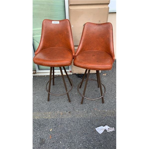 2 BAR STOOLS