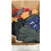 Image 2 : 2 TRAYS OF GLOVES AND FLIP FLOPS