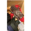 Image 3 : 2 TRAYS OF GLOVES AND FLIP FLOPS