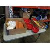 Image 1 : 2 TRAYS OF KITCHEN ITEMS, DECORATIVE BOWLS