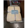 Image 2 : BOX OF BED SHEETS, FULL SIZE AND QUEEN SIZE BLANKET