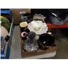 Image 2 : 2 BOXES OF PORCELAIN AND CERAMIC COLLECTIBLES