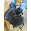 Image 5 : 2 EXECUTIVE LEATHER BOARD ROOM GAS LIFT OFFICE CHAIRS
