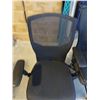 Image 3 : 2 EXECUTIVE MESH BACK GAS LIFT OFFICE CHAIRS