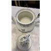 Image 10 : ROYAL ALBERT TEAPOT WITH 2 CUPS AND SAUCERS