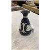 Image 2 : VINTAGE WEDGEWOOD BLACK VASE