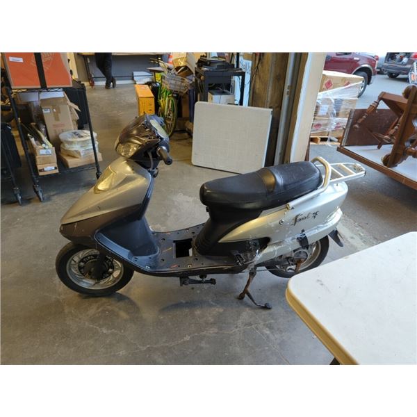 48V ELECTRIC SCOOTER HAS POWER AND CHARGER, SHELL HAS DAMAGE INCLUDES KEY AND 2 SIDE MIRRORS