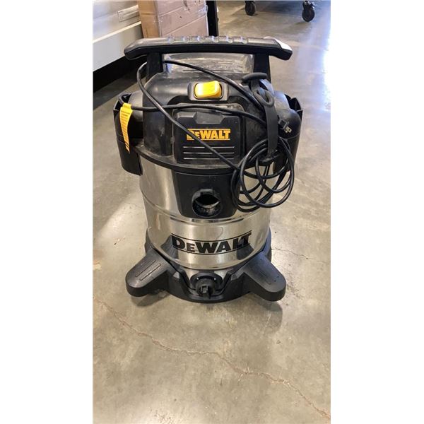 DEWALT 10 GALLON STAINLESS WET DRY SHOP VAC WORKING WITH HOSE