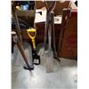 Image 3 : LOT OF SHOVELS, SLEDGEHAMMER AND PICKAXE