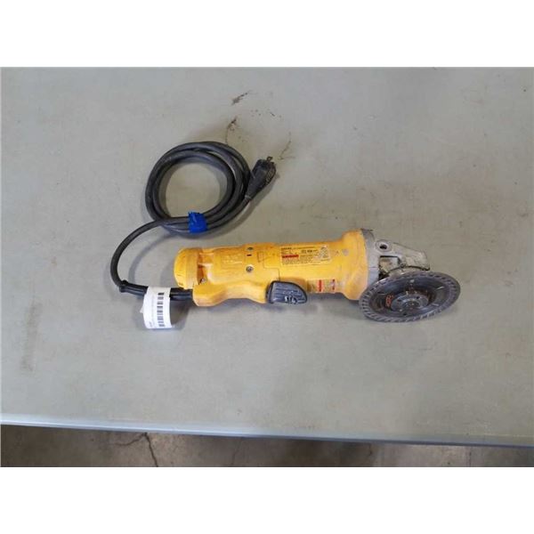 DEWALT DWE402 ANGLE GRINDER - TESTED WORKING