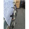 Image 8 : PURPLE NEXT BIKE AND WHIITE ROCKY MOUNTAIN BIKE
