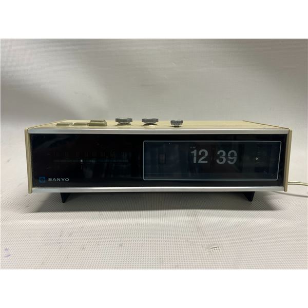 Vintage Sanyo 10FAT40 Flip Clock Radio