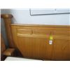Image 2 : Oak Queen Bedroom Set w/Dresser/Nightstands/Highboy & Mirrors