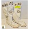 Image 1 : LADIES 5.5 WHITE LEATHER TALL MUKLUK BOOTS-ESTATE