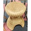 Image 1 : NATURAL WICKER CAT/PET PEDESTAL WITH BOTTOM