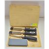 Image 1 : 3 PIECE CHISEL SET WITH WHET STONE