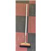 Image 1 : 8 ENDER CURLING PUSH BROOM