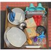 Image 1 : BOX WITH HOUSEHOLD ITEMS INCL. NOODLE BOWL
