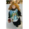Image 1 : 20'' VINTAGE PORCELAIN VELVETEEN DOLL 1987
