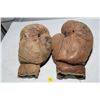 Image 1 : Antique boxing gloves