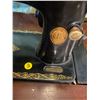 Image 3 : Singer sewing machine and table