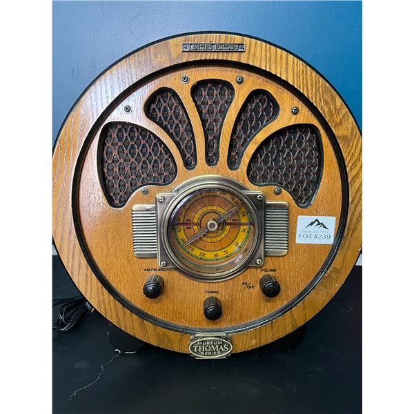 Lot of 1 Vintage Thomas Museum Series Collectible Radio (*Used/As Is)
