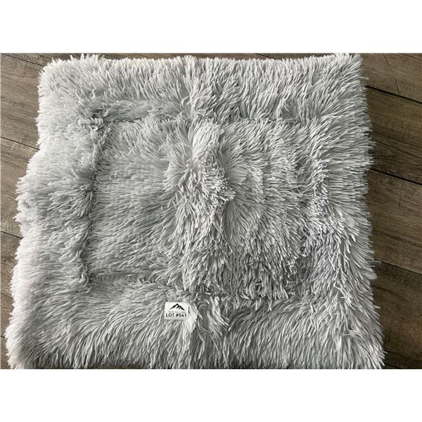 Lot of 1 Shaggy/Fuzzy Pet Bed