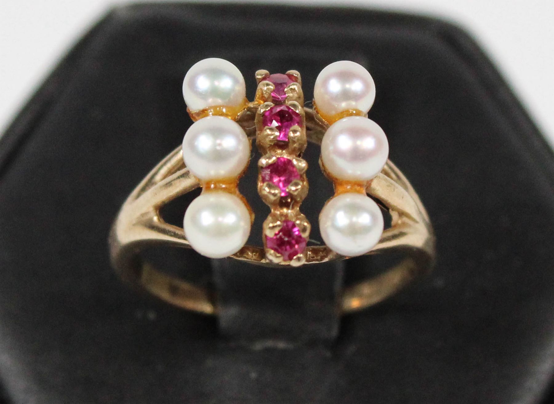 ESTATE 10K GOLD RUBY AND PEARL RING, SIZE 5