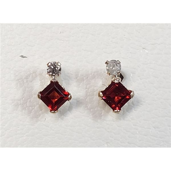 $500 10K  Garnet(0.4ct) Diamond(0.06ct) Earrings
