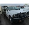 Image 2 : 2004 FORD F450 XL V8 SUPER DUTY, 2DR DUMP TRUCK, WHITE, VIN1FDXF46P84EA86736