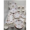 Image 2 : Royal Albert China Set (Petit Point Pattern)