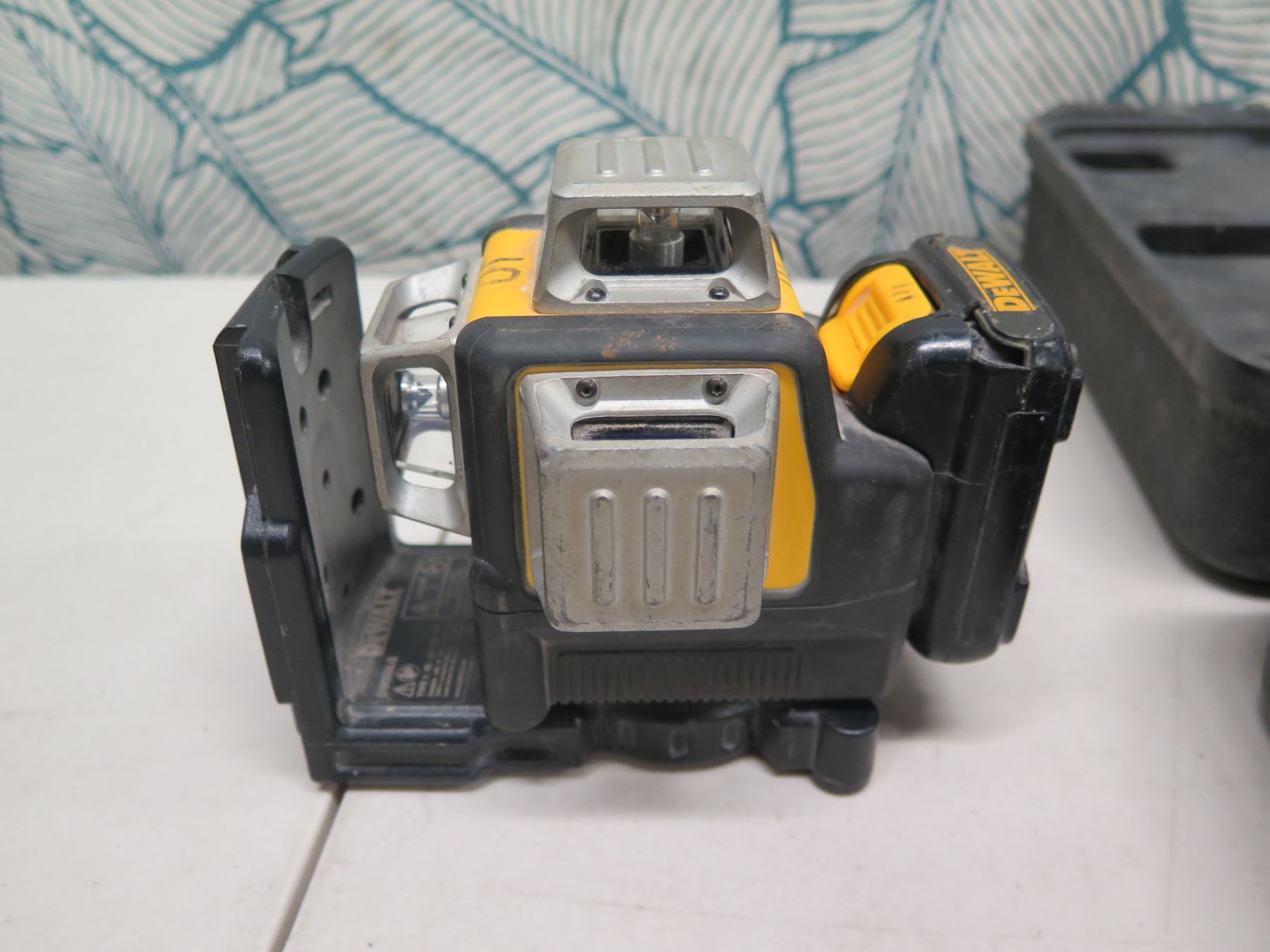 DeWalt DW089LG Laser Level, DCB107 Charger in Hard Case