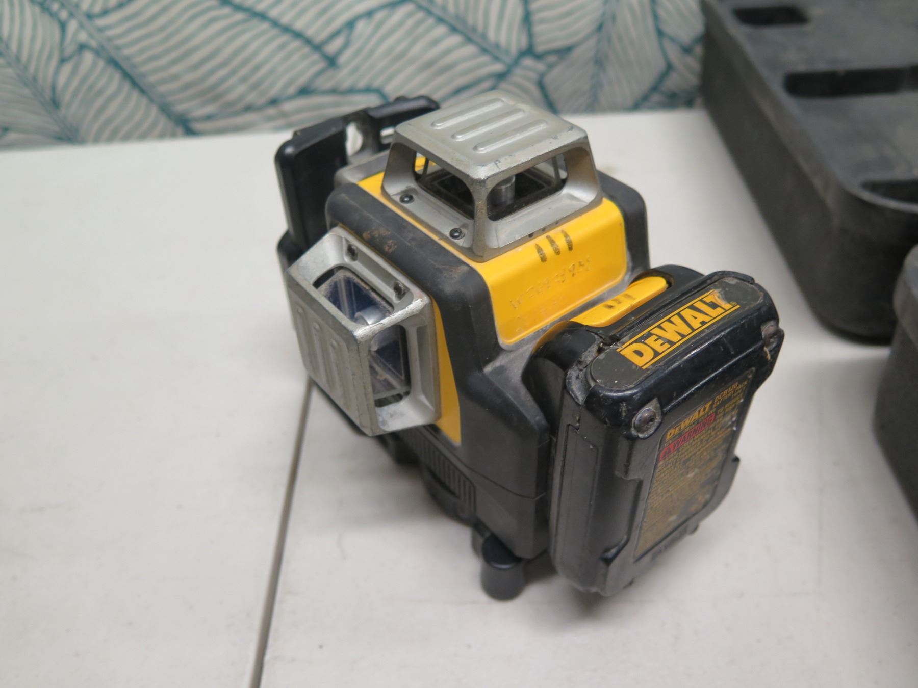 DeWalt DW089LG Laser Level, DCB107 Charger in Hard Case