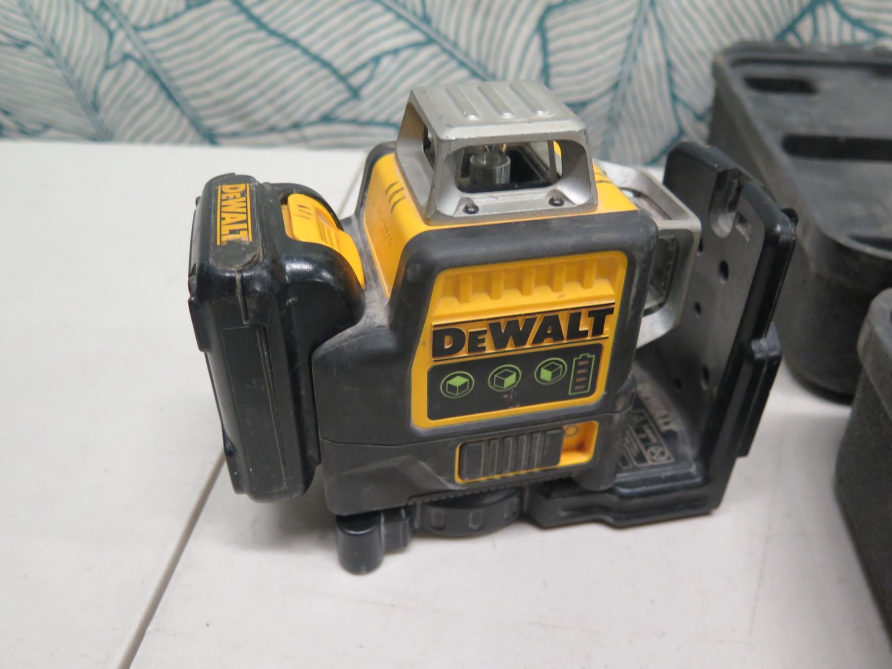 DeWalt DW089LG Laser Level, DCB107 Charger in Hard Case Oahu Auctions