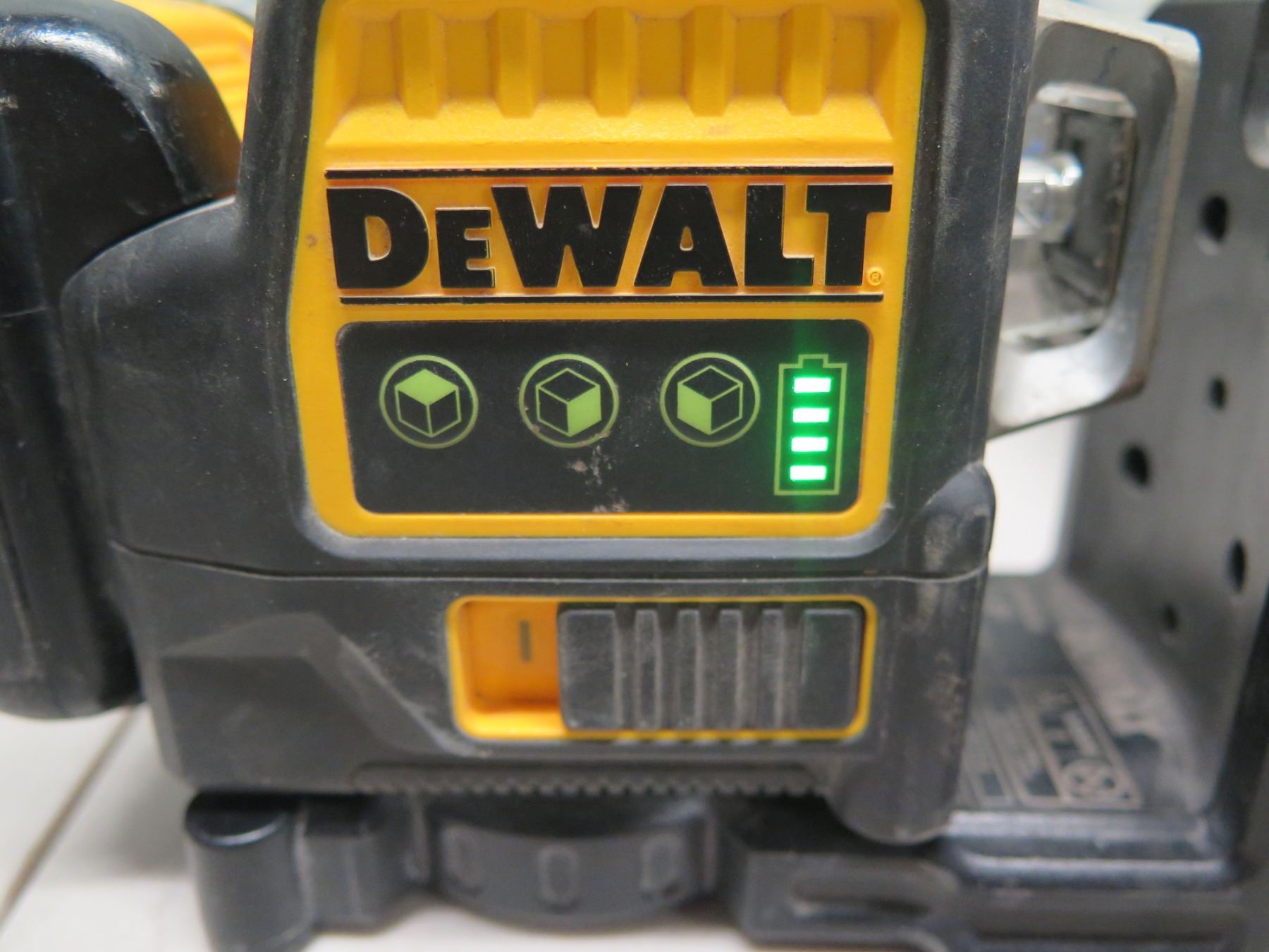 DeWalt DW089LG Laser Level, DCB107 Charger in Hard Case Oahu Auctions