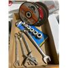 Image 1 : Wrenches and discs