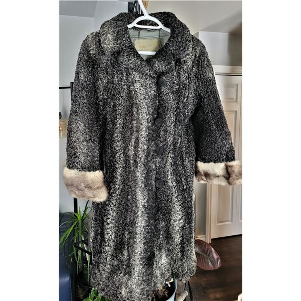LADIES EATON VTG FAUX FUR COAT APPROX MED-LG