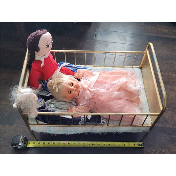 VINTAGE METAL TOY DOLL CRIB WITH 3 DOLLS