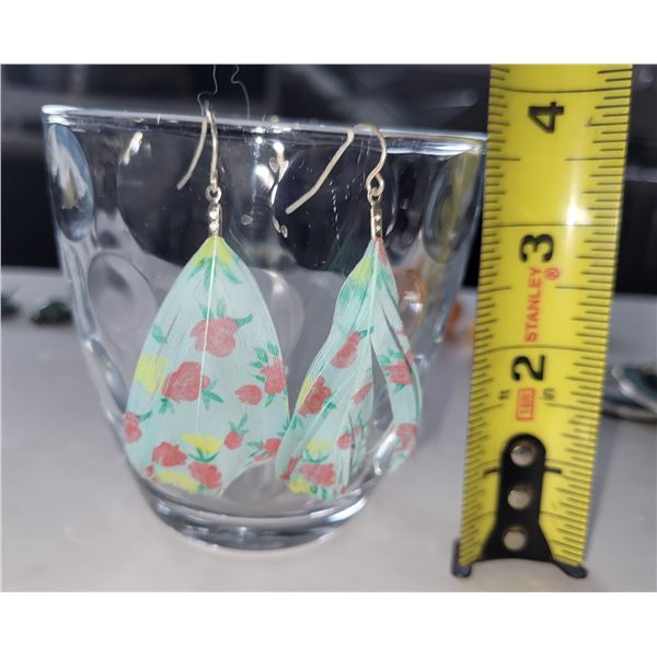 VINTAGE 1980S FEATHERED DANGLE EARRINGS.