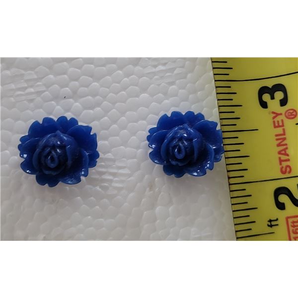 PLASTIC BLUE ROSE STUD EARRINGS
