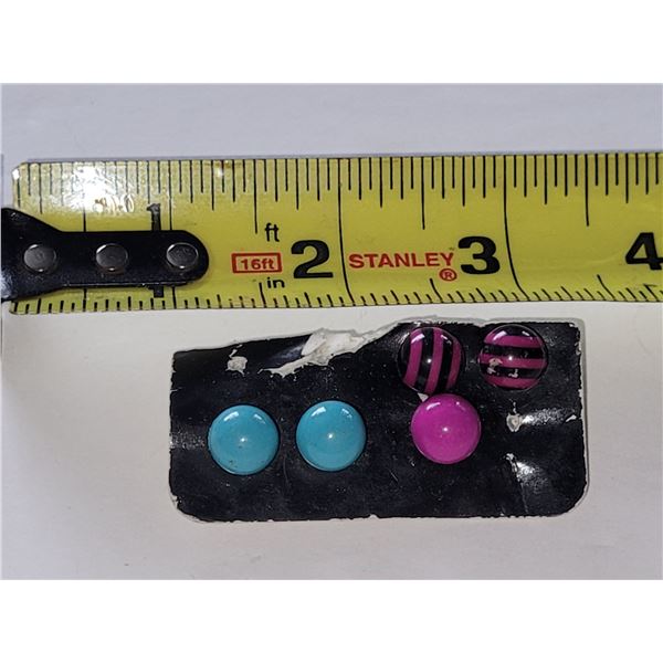 SET OF STUD EARRINGS