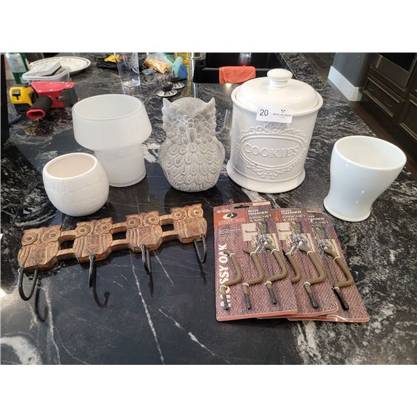 Home Decor & Bow Hangers (6)