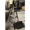 Image 1 : 2' STEPLADDER W/  PLASTIC SNOW SHOVEL